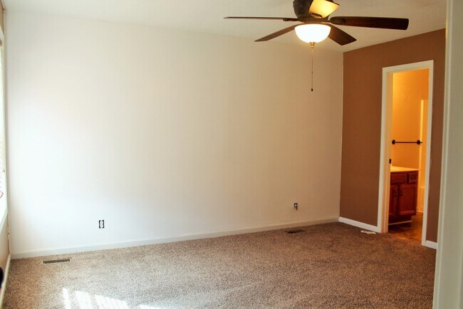 Building Photo - 1566 Autumn Dr. Clarksville, TN 37042