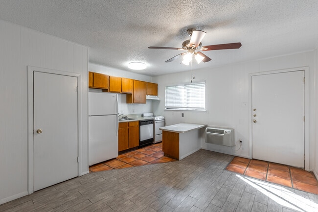 1BR, 1BA - 550SF - Kitchen - Bear Creek Apartments