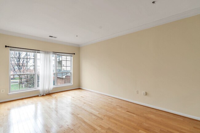 Foto del edificio - Beautiful 1 Bedroom 1 Bathroom Condo In Much Sought After Exchange At Van Dorn