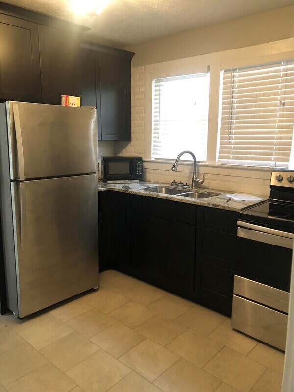 Foto principal - 1352 1/2 Charleston Ave