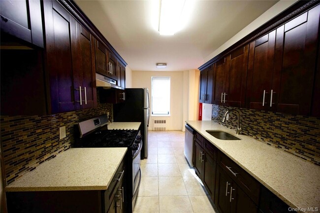 Building Photo - 2 Spruce St