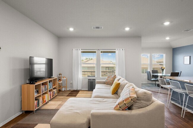 Foto del edificio - 15108 Siberian Elm Ln