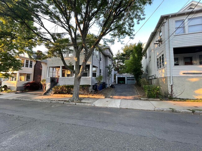 Foto del edificio - 35 Upland Rd