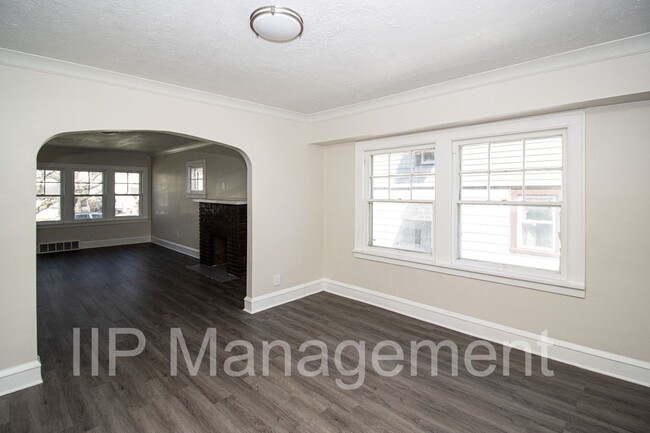 Foto del edificio - NEWLY UPDATED 3 BED/1.5 BATH ON W. 114TH S...