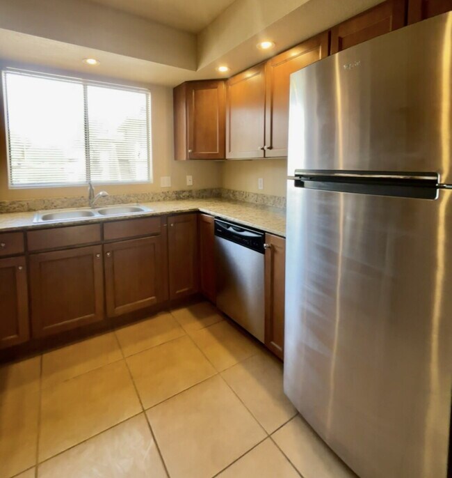 Building Photo - "Discover Modern Comfort: 2-Bed, 2-Bath in Tucsons Foothills “
