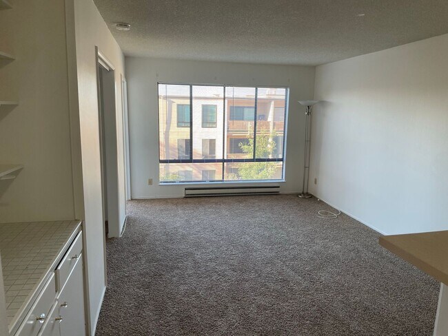 Foto del edificio - TOP FLOOR UNIT!!! Studio Condo Available i...
