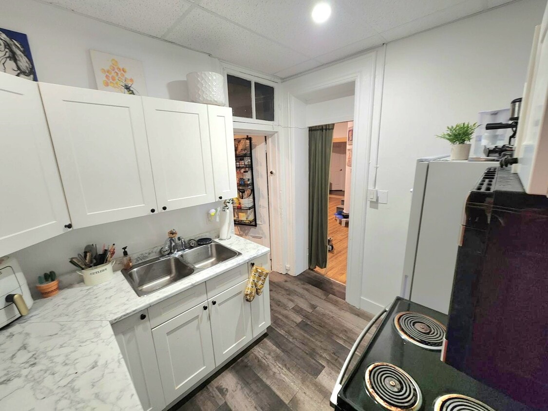 3-Bedroom 2 Bathroom Apartment for Rent – Available December 1st! - 3-Bedroom 2 Bathroom Apartment for Rent –  Available December 1st!