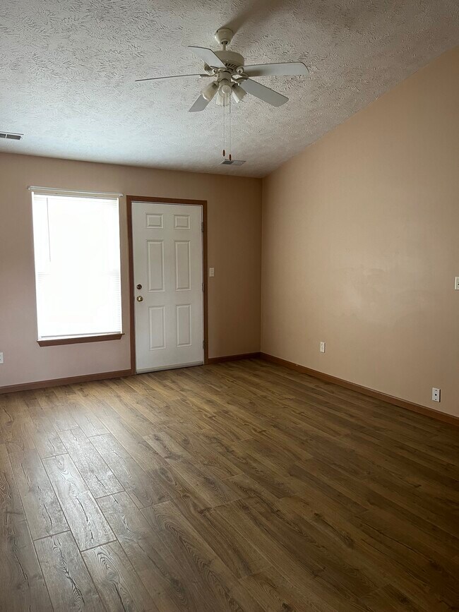 Foto del edificio - 3328 Hopkins Dr