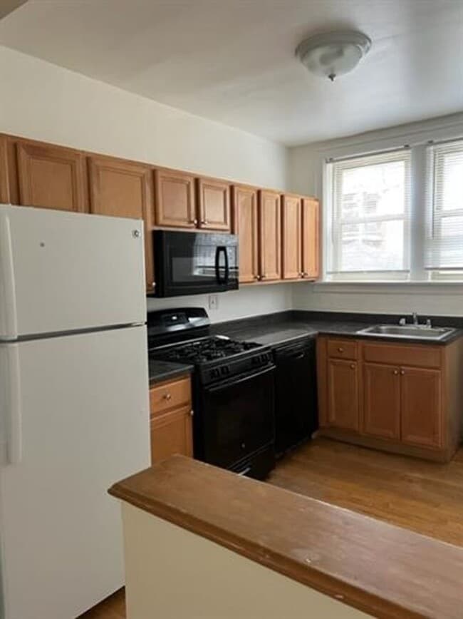 Photo - 2242 W Farwell Ave (Chicago, IL) Apartment