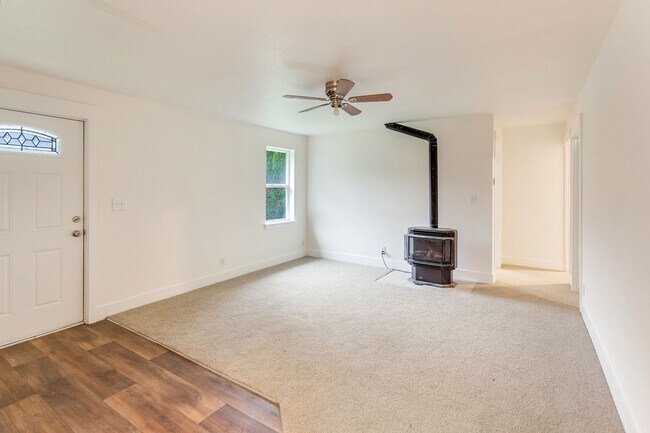 Foto del edificio - Spacious 2BR Home with Loft, Warehouse & Private River Access Mulino, OR