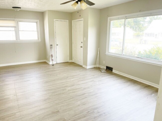 Foto del edificio - 1611 Sweetser Ave