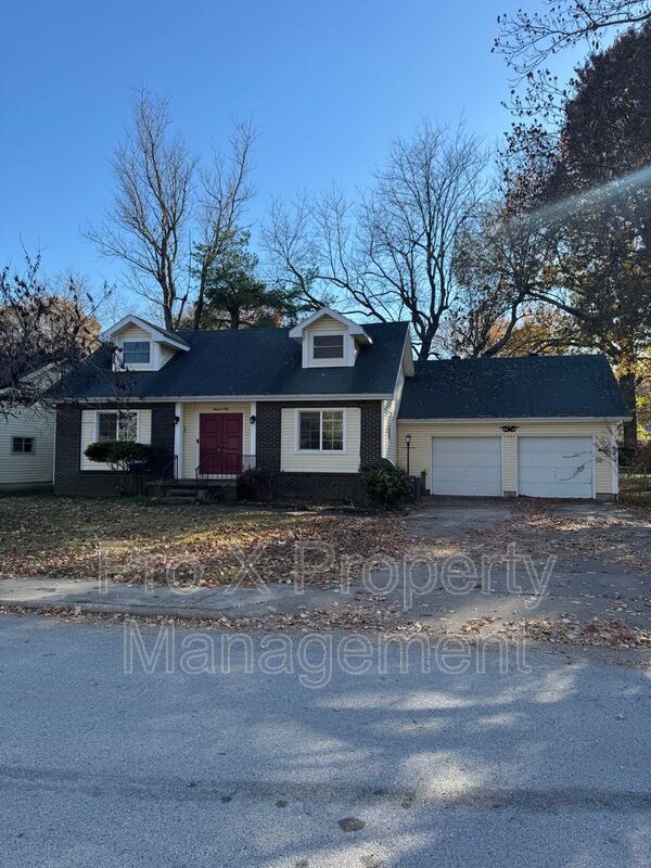 Building Photo - 1304 E Woodland St