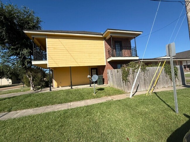 Foto del edificio - Updated 2-Bed Townhouse Steps from McNeese...