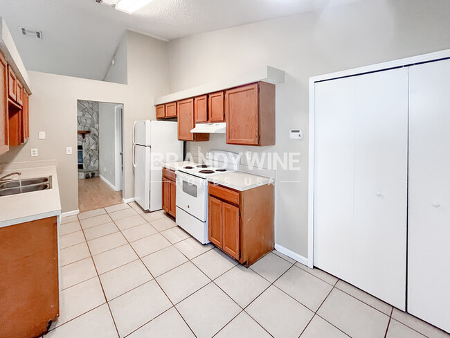 Foto del edificio - 7901 Winterwood Cir N