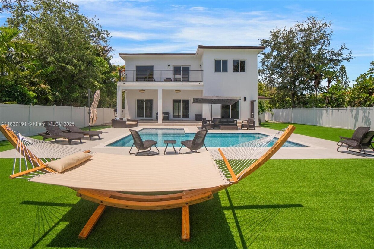 Foto principal - 924 NE 109th St