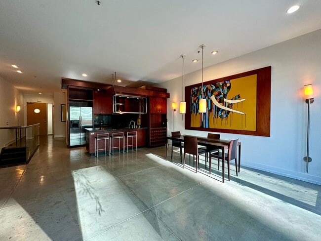 Building Photo - LUXURY TOP-FLOOR 2BR/2.5BA PENTHOUSE LOFT ...
