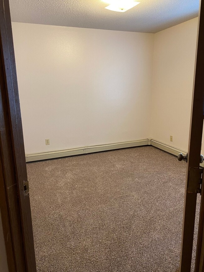 Building Photo - 4 Bedroom 2 Bathroom Apartment