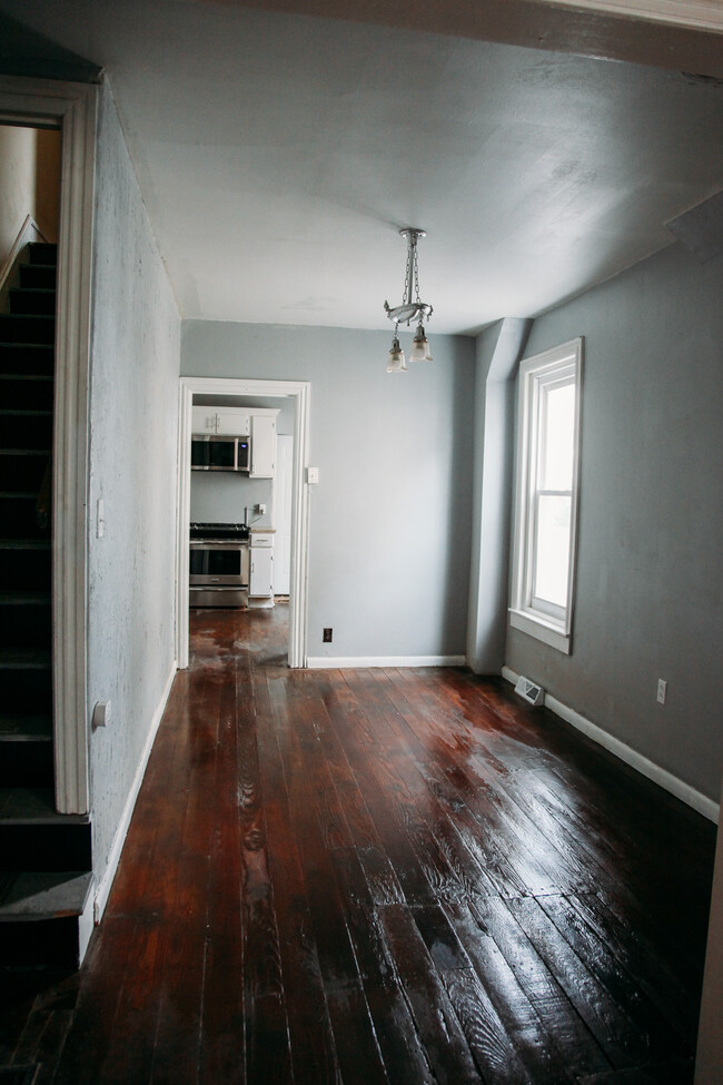 Building Photo - 1121 W Maple St