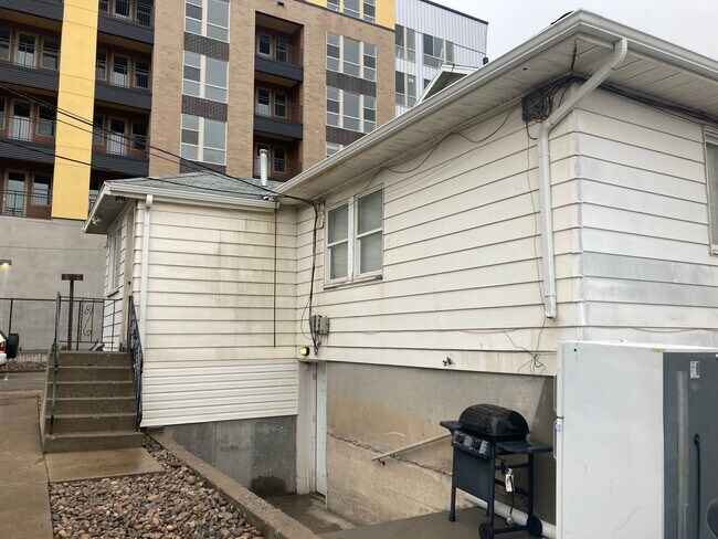 Building Photo - Cozy 1 Bedroom 1 Bathroom Apartment *Move ...