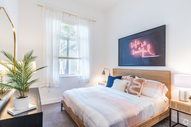 1BR, 1BA - 744 SF - Vesada