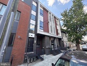 Building Photo - 1906 E Hagert St