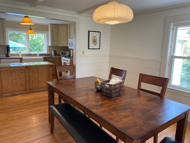 Building Photo - Furnished Colonial Cape rental in centrall...