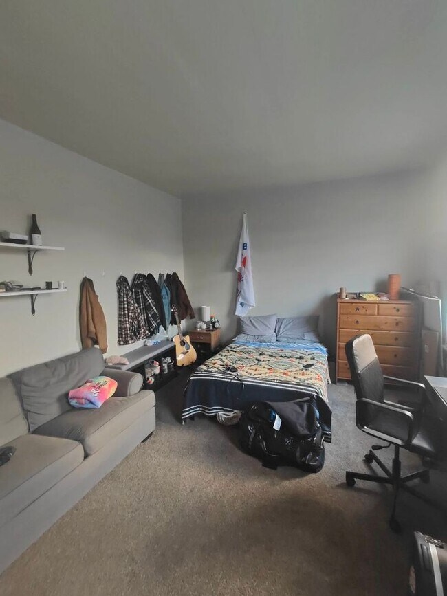Building Photo - Four bedroom Student Housing in great loca...