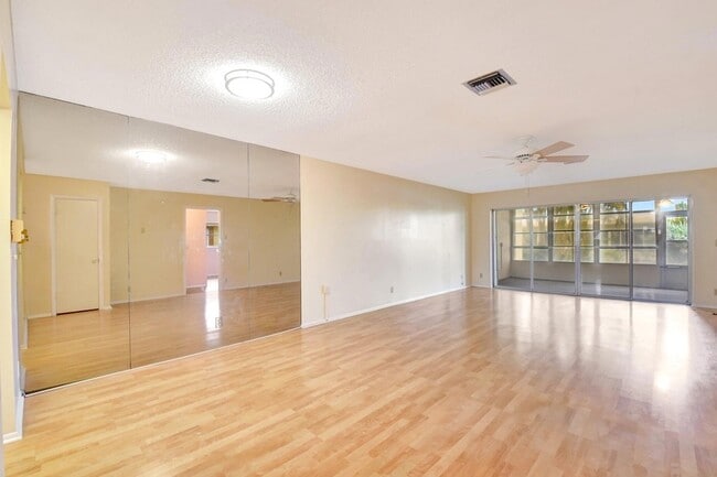 Foto del edificio - 5730 Fernley Dr E