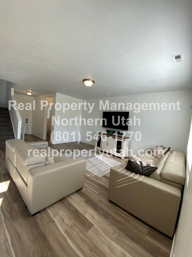 Building Photo - Gorgeous 3 Bedroom 2.5 Bathroom Syracuse H...