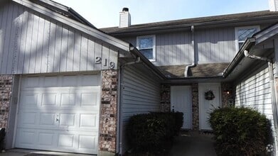 Building Photo - 219 NE Cedar Ct