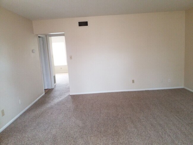 Building Photo - 2 BEDROOM CONDO IN SALEM SQUARE!