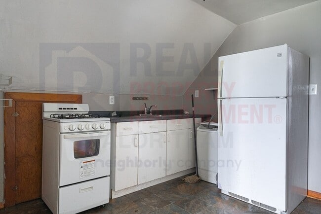 Building Photo - 4242 Mapledale Ave