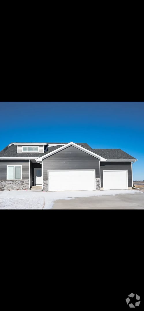 Building Photo - 645 SE Tallgrass Ln