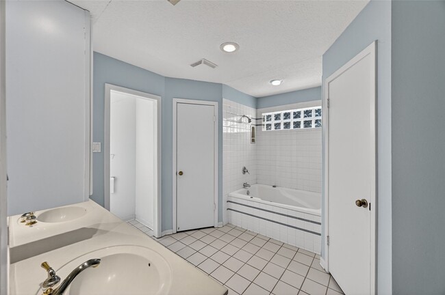 Building Photo - 1631 Bradney Dr