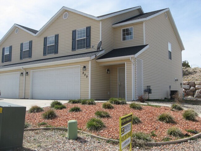 Foto del edificio - Spacious 2-Story Cedar City Duplex