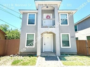Building Photo - 1611 N Navidad St