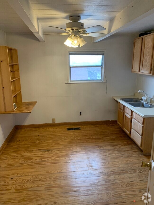 Queen Manor Apartments for Rent with Hardwood Floors Little Rock, AR