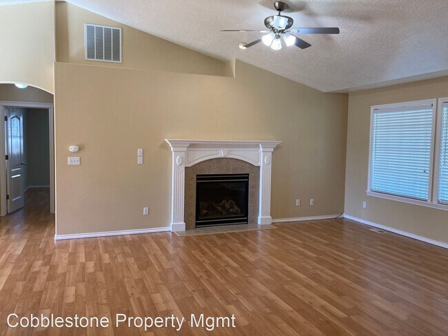 Foto del edificio - 4 br, 2 bath House - 928 N Middlemist Pl