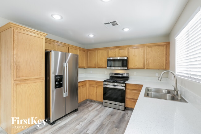 Foto del edificio - 5681 Woods Crossing St