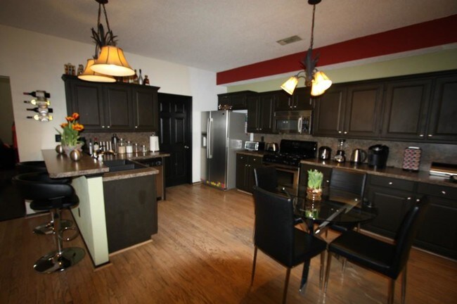 Building Photo - 549 Raintree Cir
