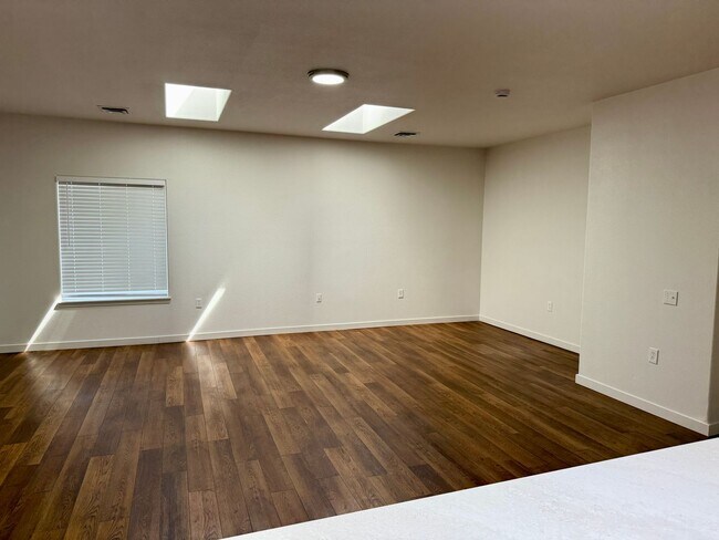 Foto del edificio - Amazing Remodel-5 Bed 3 bath duplex unit