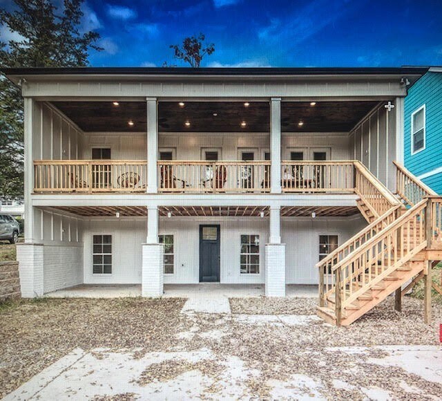 Cerca/puerta negra instalada entre la unidad inferior y el patio trasero - 1022 Sharpe Ave