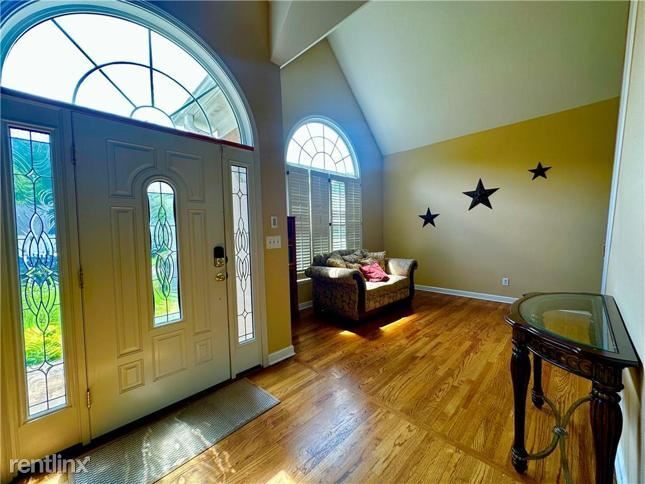 Building Photo - 5 br, 3 bath House - 2022 Towne Lake Hills W