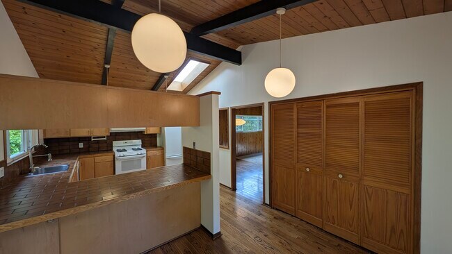 Foto del edificio - 128 Bothin Rd