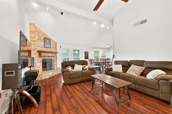 Foto del edificio - 15343 Meadow Village Dr