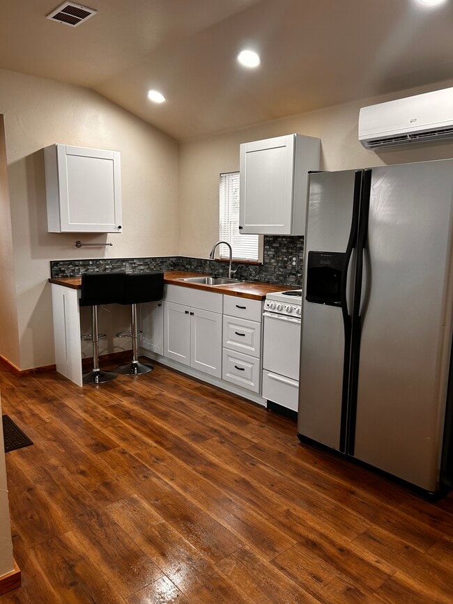 Building Photo - 223 N Hickory St