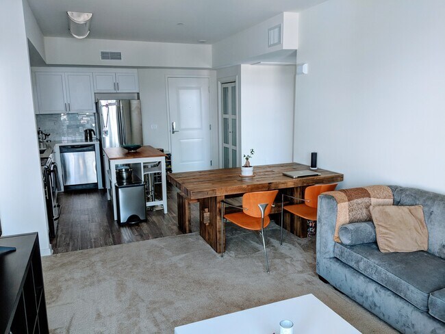 Vista parcial de la cocina desde la sala de estar - 12655 Bluff Creek Dr