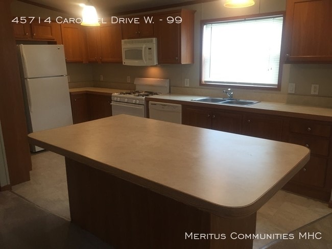 Building Photo - 45714 Carousel Dr W