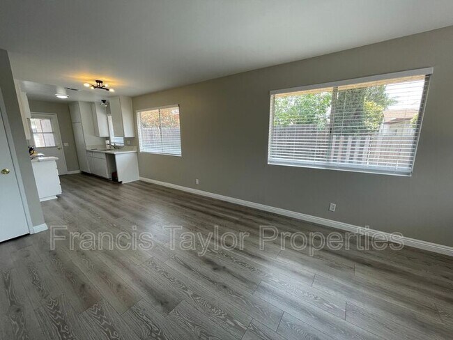 Foto del edificio - 2121 E Grand Ave