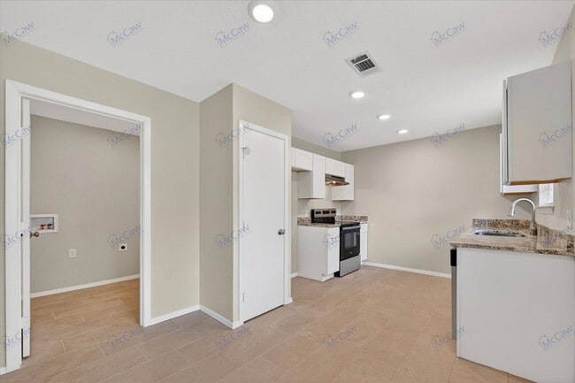 Building Photo - 222 Redwood St